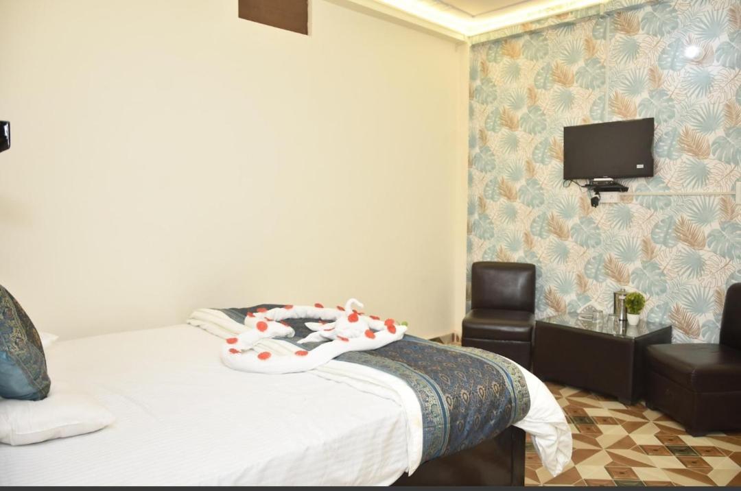 De Costa Palace - Pick And Drop Available Varanasi Exterior photo
