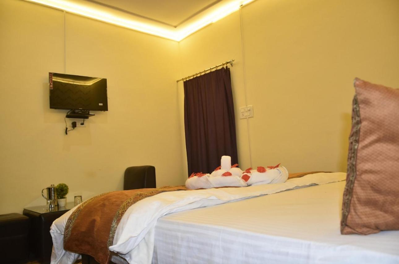 De Costa Palace - Pick And Drop Available Varanasi Exterior photo
